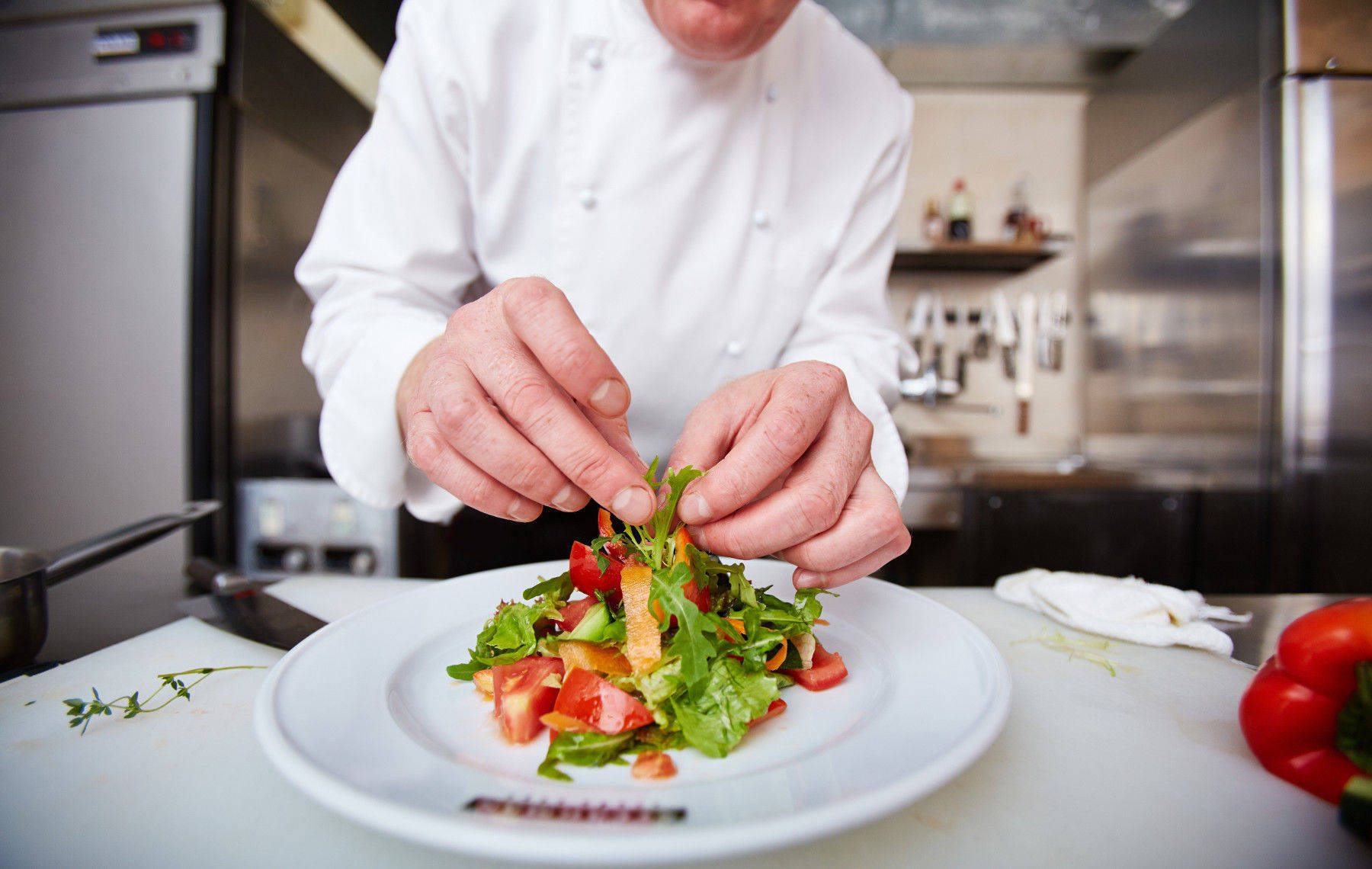 chef in cucina